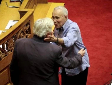 «Θερμός εναγκαλισμός» Ζουράρι και Παπαχριστόπουλου στη Βουλή